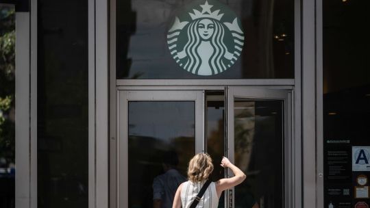 El plan de reestructuración de Starbucks no logra impulsar las ventas ni convencer al mercado