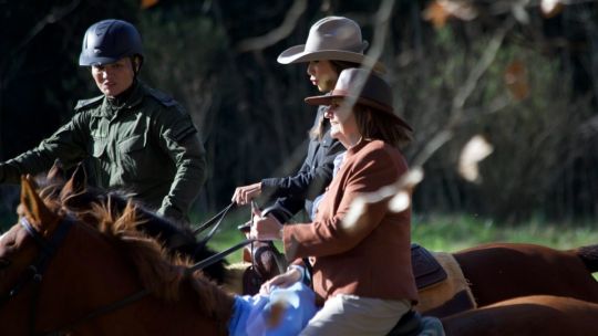La particular jornada de Kristi Noem y Patricia Bullrich en Campo de Mayo: cabalgata, asado y bailes folclóricos