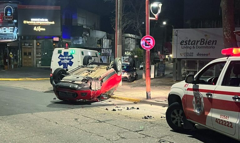 Perdió el control de su auto y volcó en rotonda céntrica de Carlos Paz