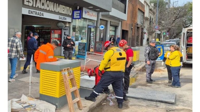 Pleno centro de Córdoba: operario cayó a una bóveda subterránea de 5 metros de profundidad
