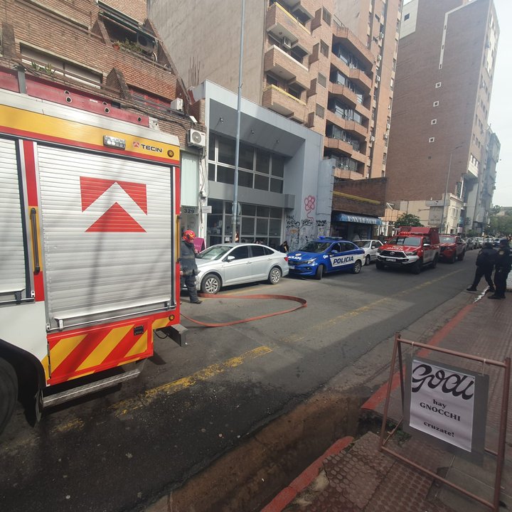 Hace instantes: feroz incendio en un departamento en el centro de Córdoba