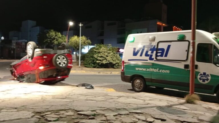 Tremendo: Perdió el control y volcó su auto en el centro de Carlos Paz