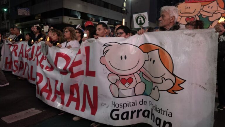 Los trabajadores del Garrahan realizaron una marcha de velas