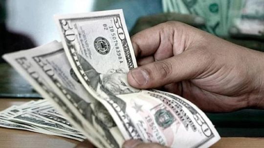El dólar cerró a $1.375 en el arranque de agosto y aflojó un poco la tensión cambiaria