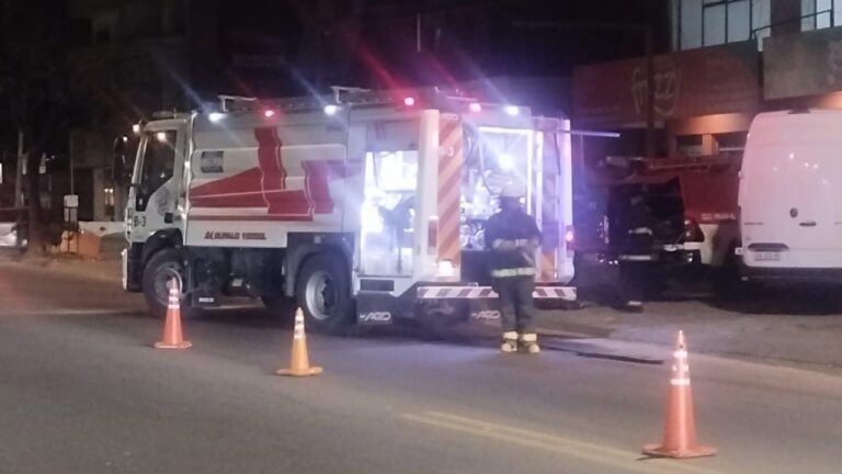 Incendio en avenida Cárcano: ardió un galpón de una reconocida tienda de ropa