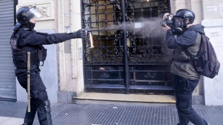 El fuerte repudio de la hermana del policía que atacó a un fotógrafo: «Te convertiste en…»