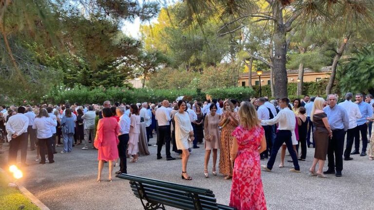 Los Reyes reciben a la sociedad balear en Marivent