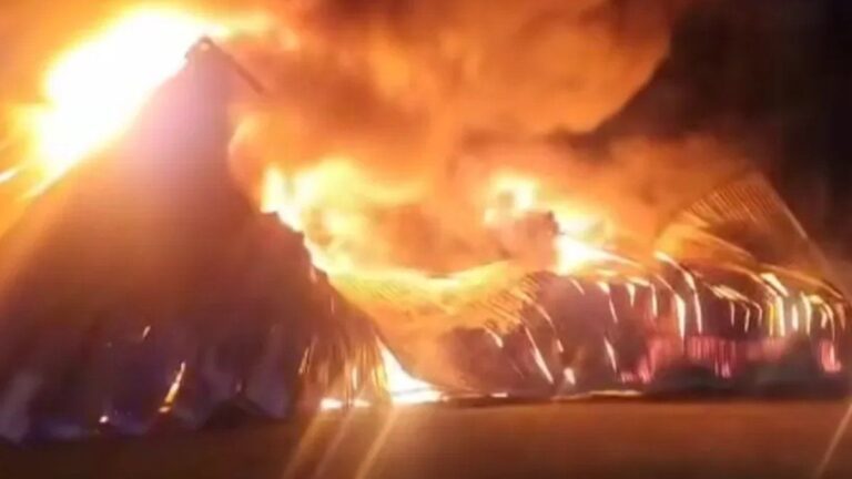 Otro incendio: ahora, en Monte Grande donde ardió un depósito de plásticos