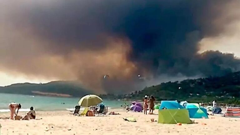 El fuerte viento extiende el fuego en Tarifa: desalojan el camping La Peña tras arder una autocaravana