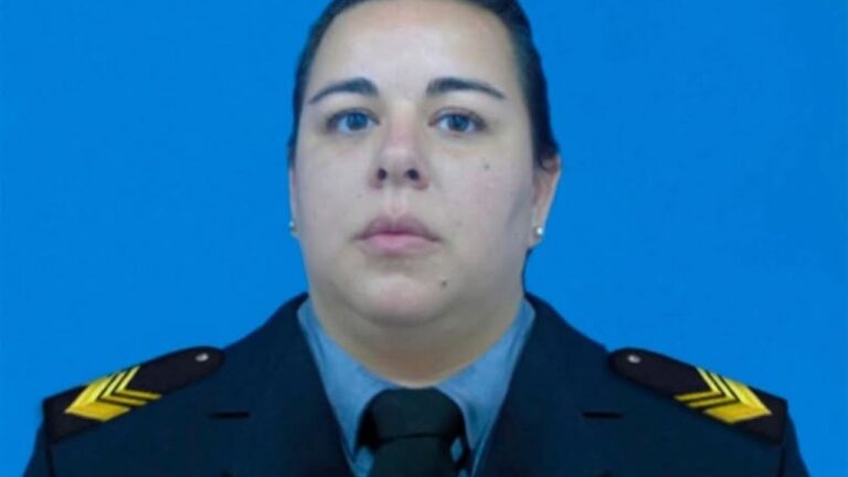 Murió la policía que se disparó antes de entregar su arma por estrés laboral