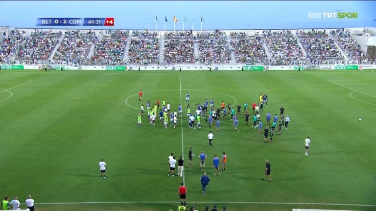 Tangana entre los jugadores del Como y el Betis