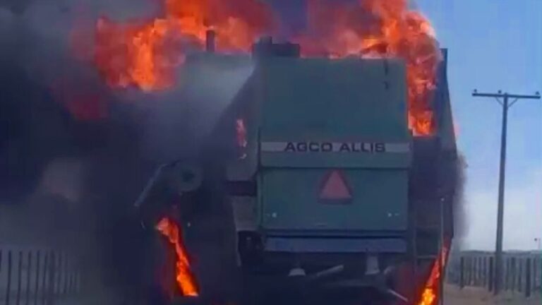 Bomberos sofocaron el incendio de una cosechadora cerca de Arroyito