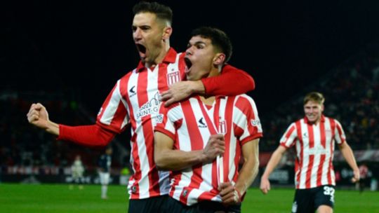Estudiantes venció 2-1 a Independiente Rivadavia y se subió a lo más alto de la Zona A