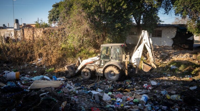 Megaoperativo de limpieza en Córdoba: retiraron 300 toneladas de residuos de un asentamiento