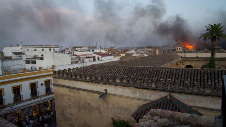 El alcalde de Córdoba, sobre el incendio en la Mezquita-Catedral de Córdoba: «Ha habido daño, pero no va a ser una catástrofe»