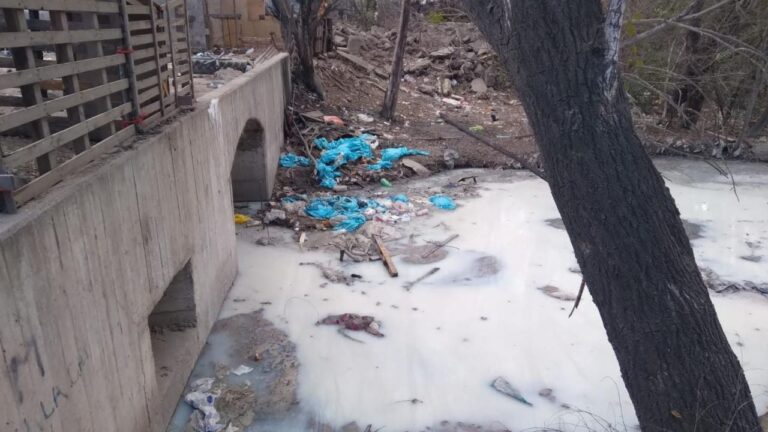 Córdoba: clausuran fábrica de alimentos por derramar desechos con olor fétido en un canal