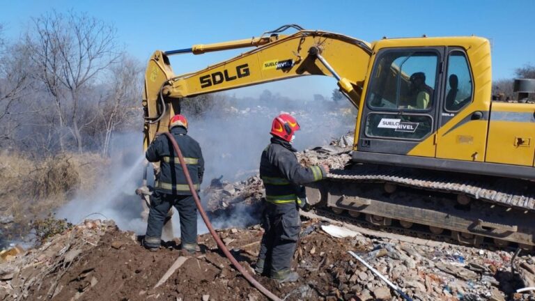 Olor y fuego bajo tierra: operativo en basural de Córdoba para evitar reinicio