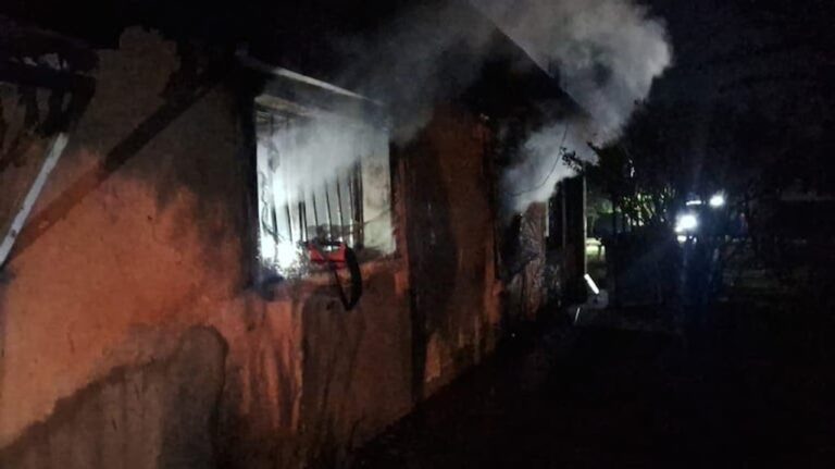 Villa del Rosario: un incendio provocó 2 muertes y 12 internaciones