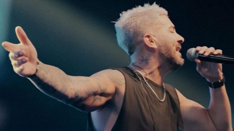 Video: cedió el escenario y sufrió un fuerte golpe un cantante cuartetero