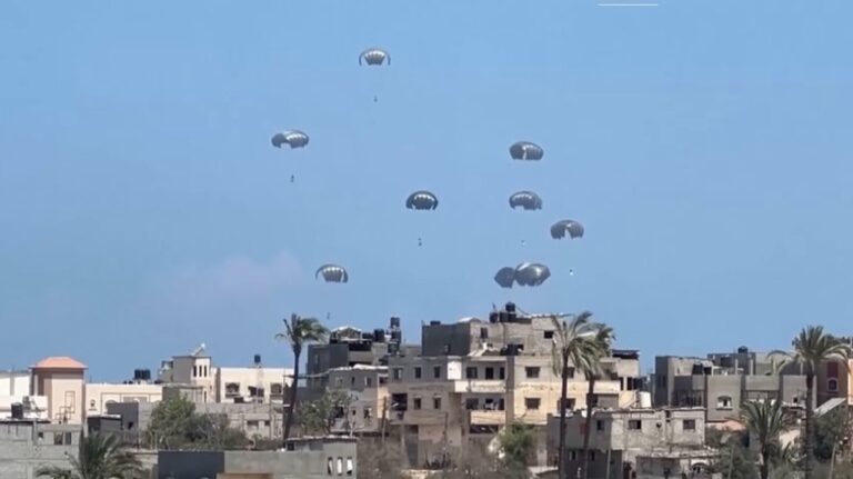Aviones lanzan ayuda humanitaria a la Franja de Gaza mientras el hambre crece