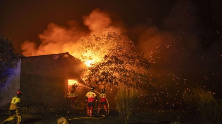 Una treintena de focos, llamas virulentas y calor extremo: el dispositivo contra el fuego en Galicia empieza a desbaratarse