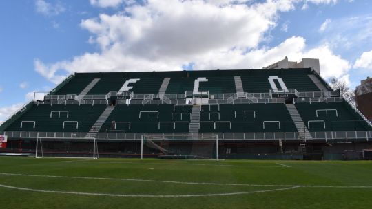Ferro estrena la nueva tribuna local de su estadio en plena crisis y peleando por no descender