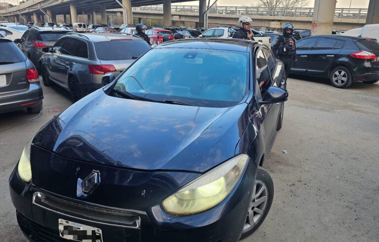 Detuvieron a dos hombres con un inhibidor en la playa del Kempes durante el partido de Los Pumas