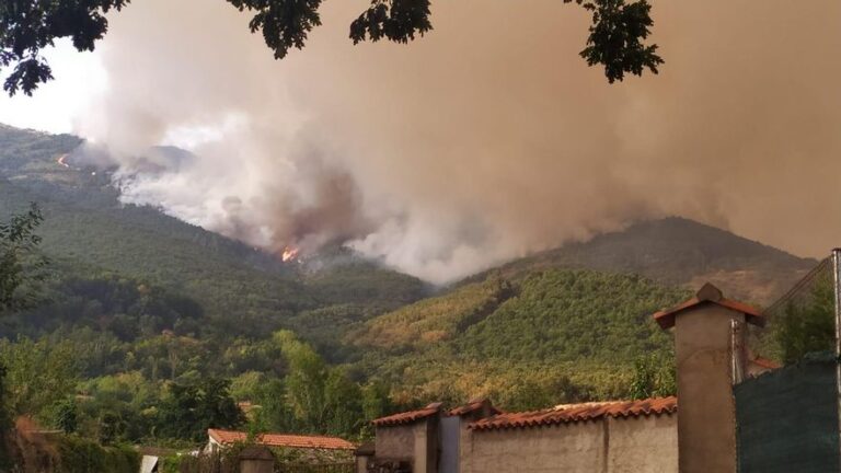 El incendio de Cáceres sigue «desbocado» pero la evolución del flanco sur permite desconfinar dos pueblos