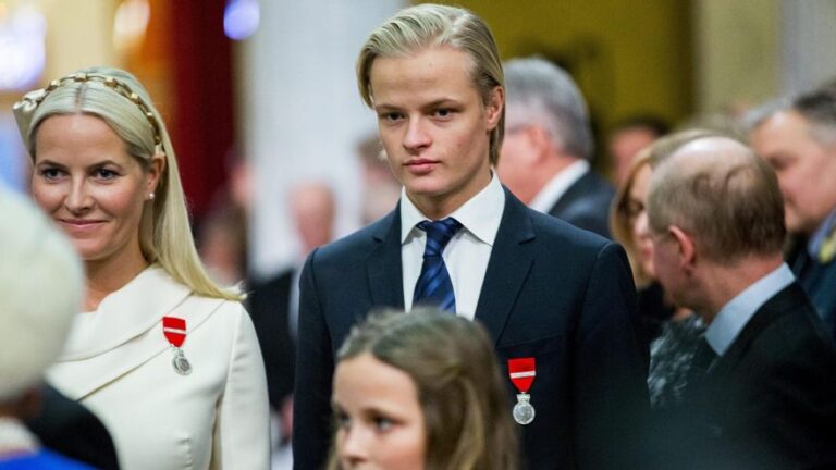 Marius Borg, hijo de Mette-Marit de Noruega, imputado por cuatro violaciones y otros 28 delitos