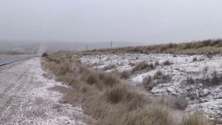 Video: la nieve volvió a las Altas Cumbres y cortaron la ruta