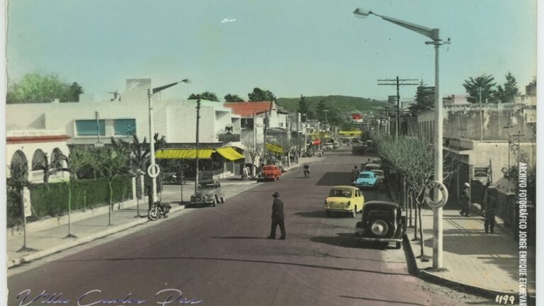 De autos antiguos a bares modernos: qué calle de Carlos Paz es?