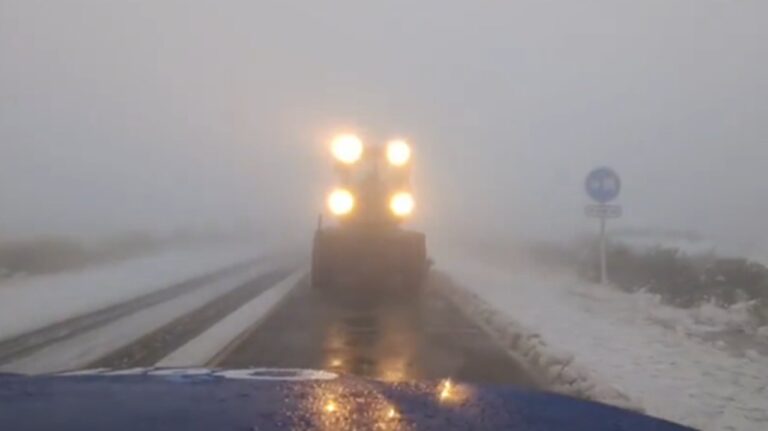 Nieve en Córdoba: retiran el hielo de las Altas Cumbres, pero sigue el corte de la ruta