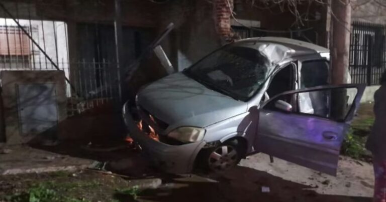 Una mujer alcoholizada discutía con su pareja y perdió el control del auto: chocó contra el frente de dos casas en Hurlingham