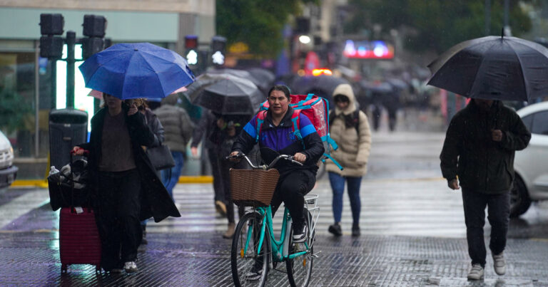 Clima hoy en Buenos Aires: siguen las lluvias y ahora rige una alerta amarilla por fuertes vientos en el AMBA