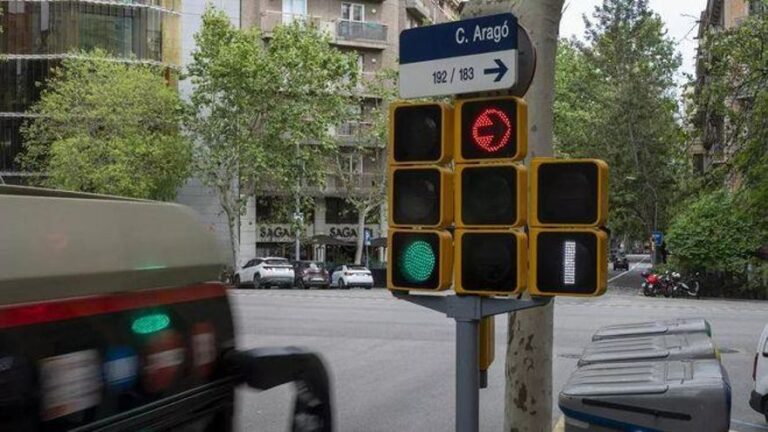Cuidado con la nueva señal de la DGT en los semáforos: conlleva multas de 200 euros
