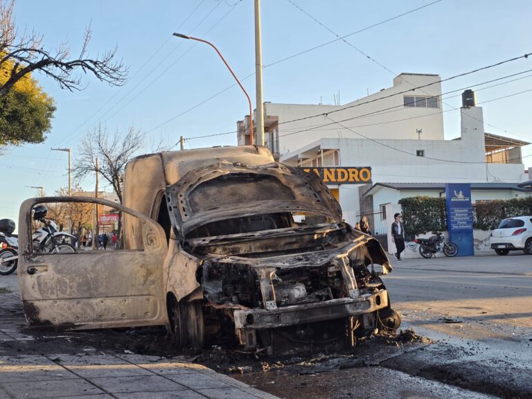 Caos vehicular en avenida Cárcano por el voraz incendio de un utilitario