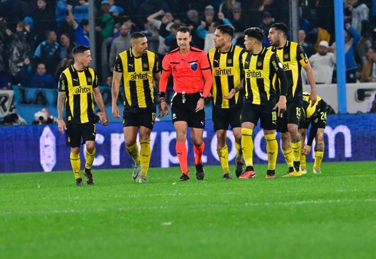 Se conocieron los audios del VAR tras el polémico penal que favoreció a Racing ante Peñarol