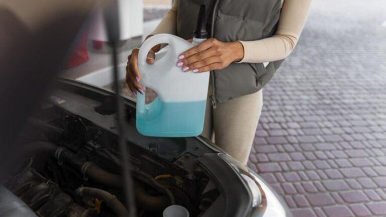 Cómo revisar el líquido refrigerante de tu coche antes de hacer un viaje