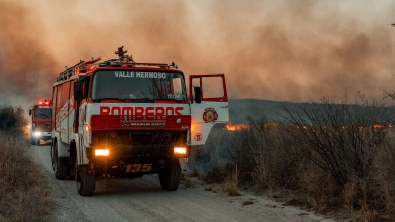 Bomberos combaten incendios en Devoto y Alpa Corral