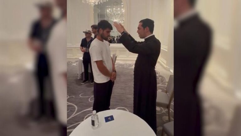 Carlos Alcaraz recibe la bendición de Dios antes de su debut en el US Open