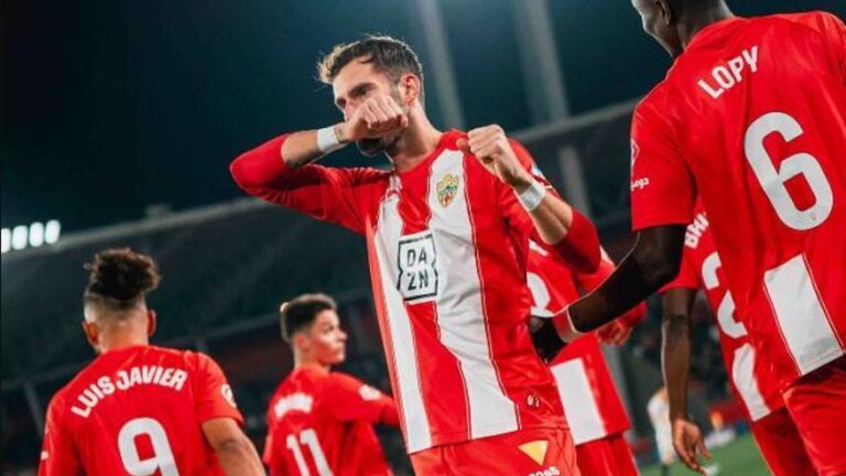 Retiran en camilla a Leo Baptistao tras caer desplomado en el Cultural-Almería