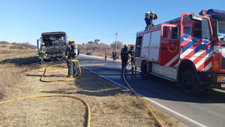 Se prendió fuego un colectivo en la Ruta C-45 y terminó destruido