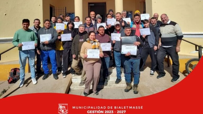 Bialet Massé: finalizaron los cursos de mozo y asistente de electricidad