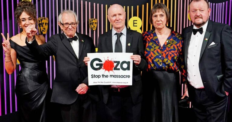 Denunciar un genocidio no es delito. Acusan de terrorismo a un guionista por tener una remera de Palestina