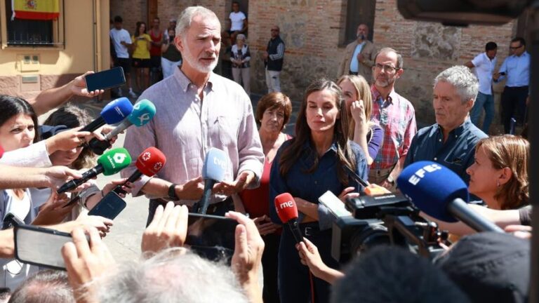 Los Reyes inciden en la «necesidad de fijar población en el entorno rural» en su visita a Extremadura tras el incendio