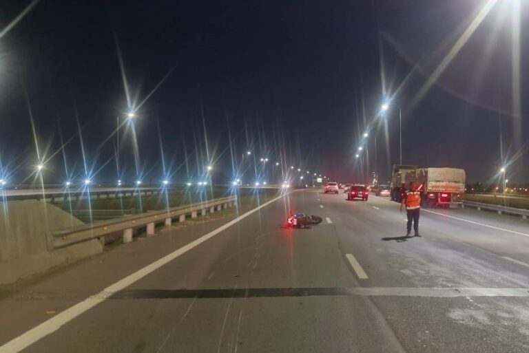 Murió un motociclista al chocar con un camión en la Circunvalación
