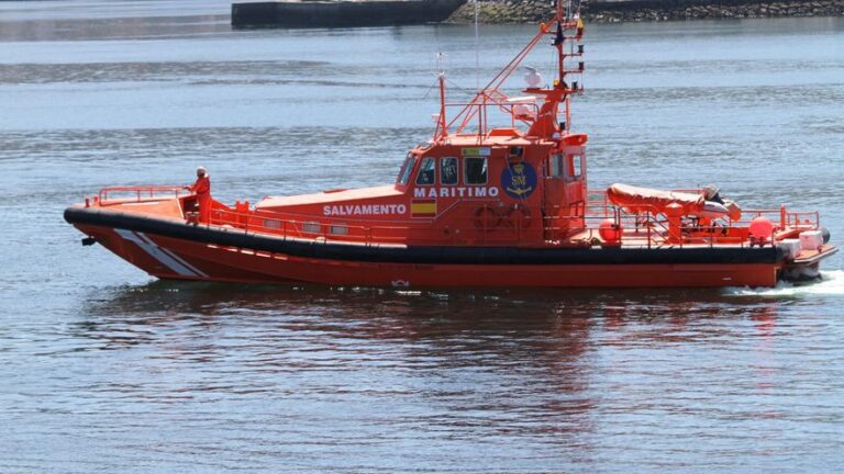 Rescatados 11 migrantes deshidratados en una patera a la deriva al sureste de Menorca