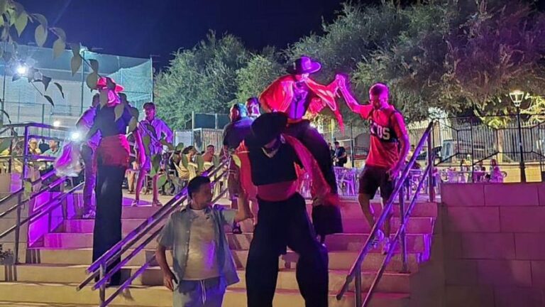 Encinas Reales se agarra a la luz con el inicio de sus fiestas