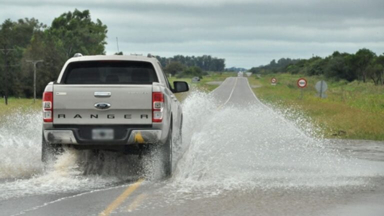 Varias rutas de Córdoba permanecen cortadas por agua acumulada