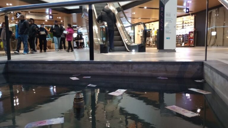 Del Cucú al shopping: billetes reemplazan monedas en las fuentes